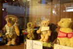 图为：野餐主题的泰迪熊一家现身展览。 王远 摄 - 浙江新闻网