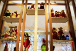 图为：不少圣诞装扮的泰迪熊亮相展览现场为即将到来的圣诞节预热。 王远 摄 - 浙江新闻网