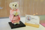 图为：日本限定1500只的“和服茶道”泰迪熊现身展览。 王远 摄 - 浙江新闻网