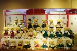 图为：各式各样的“情侣”泰迪熊现身展览。 王远 摄 - 浙江新闻网