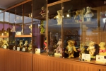 图为：来自各个国家的限量版泰迪熊现身展览。 王远 摄 - 浙江新闻网