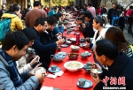 300名游客与村民欢聚百米长街宴　胡敦煌　摄 - 浙江新闻网