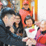 社区志愿者来到孙锦秀(右一)家中看望。资料图片 - 浙江新闻网