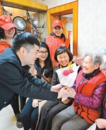 社区志愿者来到孙锦秀(右一)家中看望。资料图片 - 浙江新闻网