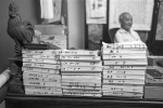2014年8月5日，94岁的金城办公桌上堆满了账本。记者 葛亚琪 摄 - 浙江新闻网