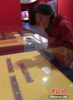 1月12日，参观者欣赏公元7至8世纪的梵文佛经。当日，117件唐代以来的藏族文物在浙江杭州西湖畔展出，蜚声海内外的唐卡、妙相庄严的造像、工艺精良的法器等各类文物珍品展示了雪域文明的深厚底蕴、历史成就与艺术魅力 - 浙江新闻网