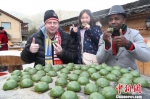 来自国内外的众多游客，与当地村民一起吃年饭 王正 摄 - 浙江新闻网