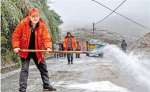 1月25日，嵊州公路部门工作人员在嵊州丰竹线乡道清障除雪。 拍友 张亮宗 张樟兴 摄 - 浙江新闻网