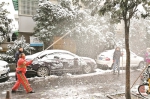下城区天水街道灯芯巷社区保洁人员自制简便实用的打雪神器，提高清除树枝积雪的效率。 通讯员 夏大双 供图 - 浙江新闻网