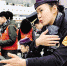 杭州东站90后值班站长王蕾在为旅客提供咨询服务。 见习记者 来逸晨 记者 张帆 摄 - 浙江新闻网