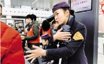 杭州东站90后值班站长王蕾在为旅客提供咨询服务。 见习记者 来逸晨 记者 张帆 摄 - 浙江新闻网