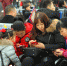 春运丨杭州火车东站候车大厅里孩子和电子产品成主角 - 互联星空