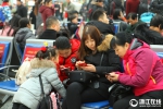 春运丨杭州火车东站候车大厅里孩子和电子产品成主角 - 互联星空