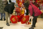图为：市民们正在购买灯笼。 江佳怿 摄 - 浙江新闻网
