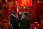 图为：一位市民正在购买春节饰品。 江佳怿 摄 - 浙江新闻网