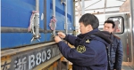 义乌海关关员正在为出口货物施加海关关锁。 本报记者 龚献明 摄 - 浙江新闻网