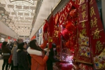 图为：市民们正在购买中国结。 江佳怿 摄 - 浙江网