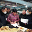 图为杭州市市场监管局对农贸市场周边及重点区域进行巡查 杭州市市场监管局供图 - 浙江新闻网