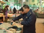 图为杭州市市场监管局对农贸市场周边及重点区域进行巡查 杭州市市场监管局供图 - 浙江新闻网