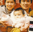 从温岭赶回老家的秦先生夫妻，抱着8个月大的宝宝。 杭州文广集团融媒体中心提供 - 浙江新闻网