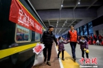 图为“小甜橙”志愿者。铁路宁波站提供 - 浙江新闻网