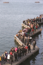 昨天下午，西湖俶影桥（九曲桥）上的游人。首席记者 陈中秋 摄 - 浙江新闻网