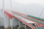 2月1日，养护车在北盘江大桥桥面上喷洒融雪剂。中新社记者 贺俊怡 摄 - 浙江新闻网