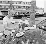 游客们不得不在路边吃饭。新华社发 - 浙江新闻网