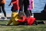 图为：两位小朋友在西湖草坪上嬉戏。王刚 摄 - 浙江新闻网