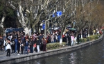 图为：杭州西湖边挤满了游客。王刚 摄 - 浙江新闻网