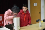 图为：气象局工作者的子女为盲人学生讲解气象知识 范宇斌 摄 - 浙江新闻网