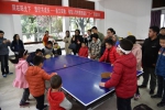 图为：气象局工作者的子女正在和盲人学生打乒乓球 范宇斌 摄 - 浙江新闻网