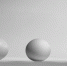 吴大伯买到的“圆形”鸡蛋（中），和普通鸡蛋（左）、乒乓球（右）对比。 首席记者 陈中秋 摄 - 浙江新闻网