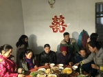 家人们围绕在俞中良身边，他们准备了一桌好菜欢迎俞中良回家。郭文锐摄 - 浙江新闻网