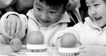 昨日春分，杭州小荧星艺术幼儿园内，小朋友在体验立蛋游戏。 拍友 徐军勇 摄 - 浙江新闻网