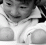 昨日春分，杭州小荧星艺术幼儿园内，小朋友在体验立蛋游戏。 拍友 徐军勇 摄 - 浙江网