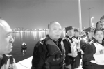 救援结束后，邵警官最后一个走上岸。 林先生 摄 - 浙江新闻网
