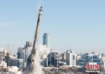 当地时间3月24日，俄罗斯叶卡捷琳堡一座废弃的电视塔被实施定向爆破。 - 浙江新闻网