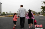 王平（化名）和他的两个女儿。　陈小明　摄 - 浙江新闻网