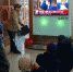 4月6日，韩国首尔火车站，人们观看韩国前总统朴槿惠案一审宣判的直播画面。韩国首尔中央地方法院当日在一审判决中判处朴槿惠24年有期徒刑，并处罚金180亿韩元。 中新社记者 吴旭 摄 - 浙江新闻网