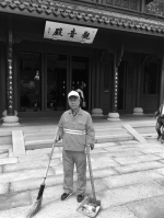 昨天中午，杨叔在虎跑观音殿前工作。 记者 董吕平 摄 - 浙江新闻网