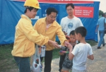 在地震中的六一节，救援队员为孩子送上节日礼物.jpg - 住房保障和房产管理局