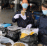 杭州海关关员对截获的蒲公英种子进行清点。 孙斌 摄 - 浙江新闻网