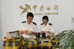 杭州海关关员在查验包裹（图文无关）。 朱路鹏 摄 - 浙江新闻网