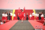 图为：小童星正在表演民族舞蹈。　张勇　摄 - 浙江新闻网