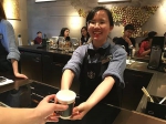 流浪汉进星巴克讨水喝 90后女店员的举动在杭州很多地方都有！有点暖！ - 杭州网