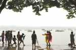 昨天的西湖边，趁着雨停，两个姑娘拍起了跳舞短视频。 摄影 快拍小友 里尔 - 浙江新闻网