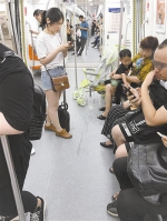 杭州地铁再现车厢内把尿 家长既不道歉也不清理 - 浙江新闻网