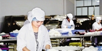 5月8日，在乌兹别克斯坦鹏盛工业园，鹏盛宠物食品厂员工加工宠物食品。鹏盛宠物食品厂年产宠物食品超过2000吨，产品全部出口中国。乌兹别克斯坦鹏盛工业园位于乌境内的锡尔河州，由中国温州市金盛贸易有限公司投资建设，是首个中国民营企业在乌兹别克斯坦投资并被两国政府认可、批准的项目。目前，园区已入驻10家企业，主要从事瓷砖、皮革、鞋类、龙头阀门、卫浴、宠物食品等产品生产。 - 浙江新闻网