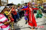 6月12日，位于新疆乌鲁木齐市二道桥的新疆国际大巴扎，身着艳丽服装的演员跳起欢快的舞蹈，吸引大批游客驻足围观。 - 浙江新闻网
